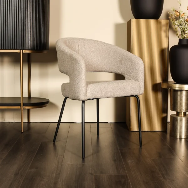 Olvi-Eetkamerstoel-3-scaled Eetkamerstoel met arm Olvi - Zand - Boucle